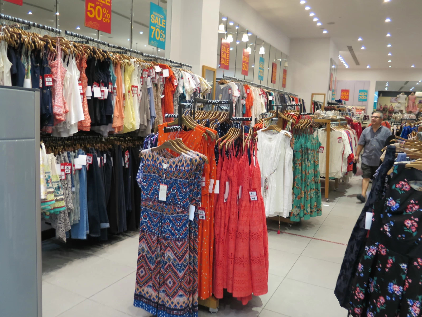 百萬(wàn)客流引爆！日用百貨服裝店銷售技巧全解析