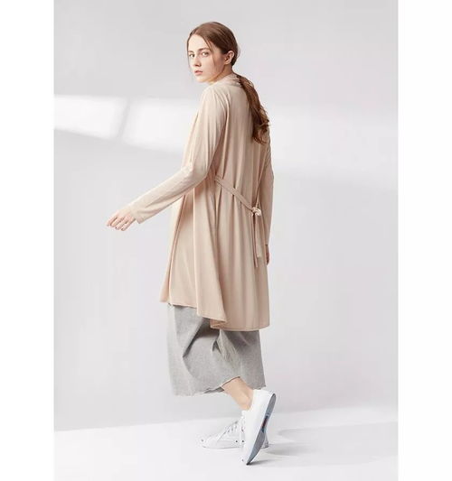 服裝界的顯瘦之王 薄款長(zhǎng)開(kāi)衫的穿搭藝術(shù)